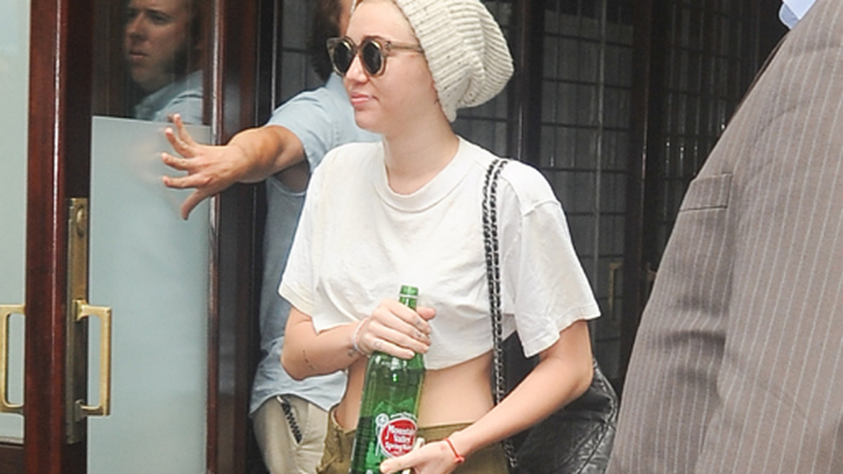 Miley lämnar sitt hotell i New York.
