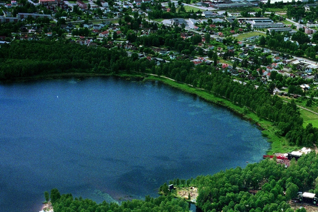 Flickan våldtogs vid sjön Hulingen i Hultsfred.