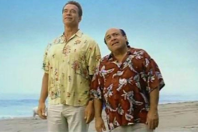 Arnold har även försökt sig på att göra komedi, inte sällan med Danny DeVito. Kommer ni ihåg "Twins" från 1988?