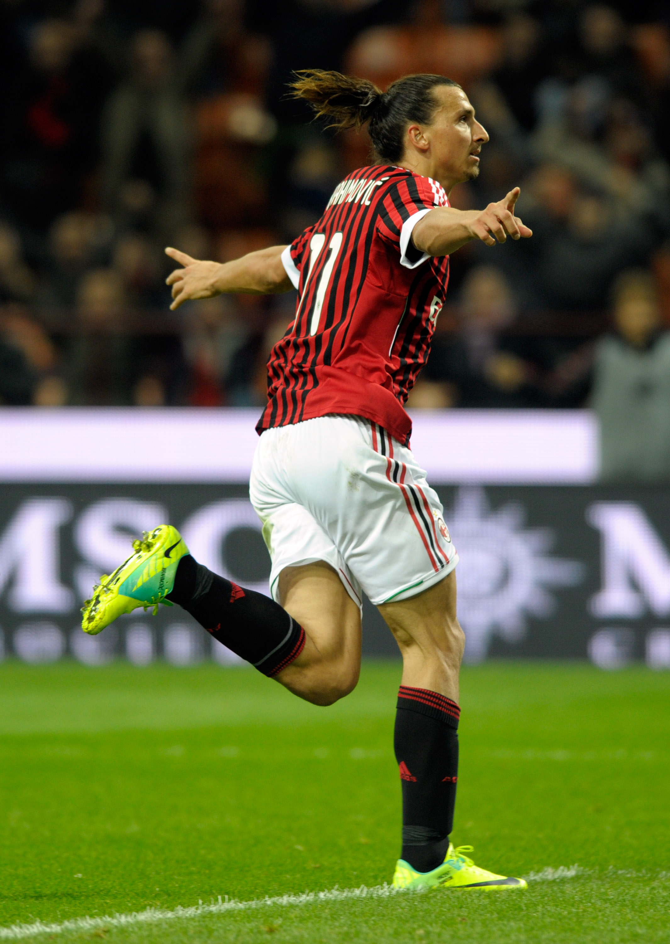 I säsongens åttonde match spelade Milan mot Parma. Zlatan hann göra 3-0-målet innan han blev utbytt och fick lämna plan. Matchen vann Milan med 4-1.