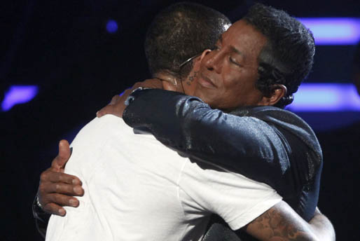 Chris Brown och Jermaine Jackson kramar om varandra.