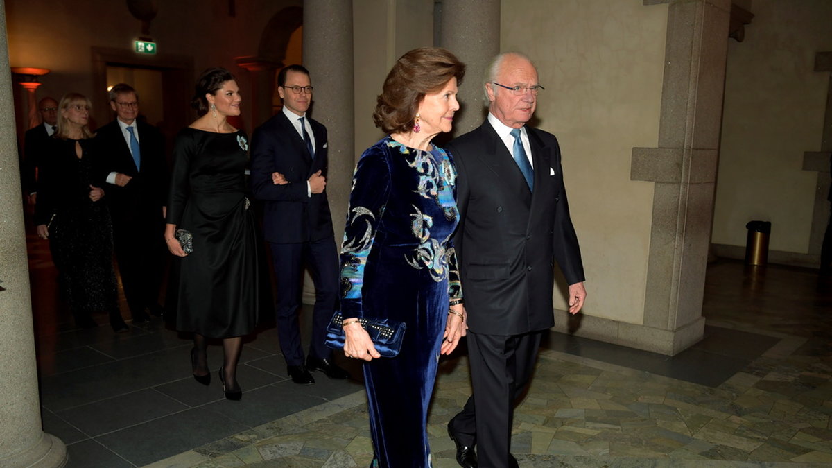 Drottning Silvia och kung Carl Gustaf på väg till Nobelprisutdelningen i december. Bakom dem kronprinsessan Victoria och prins Daniel. Arkivbild.
