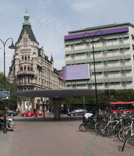 Svampen på Stureplan med ett flertal cyklar Cyklar kring Stureplan