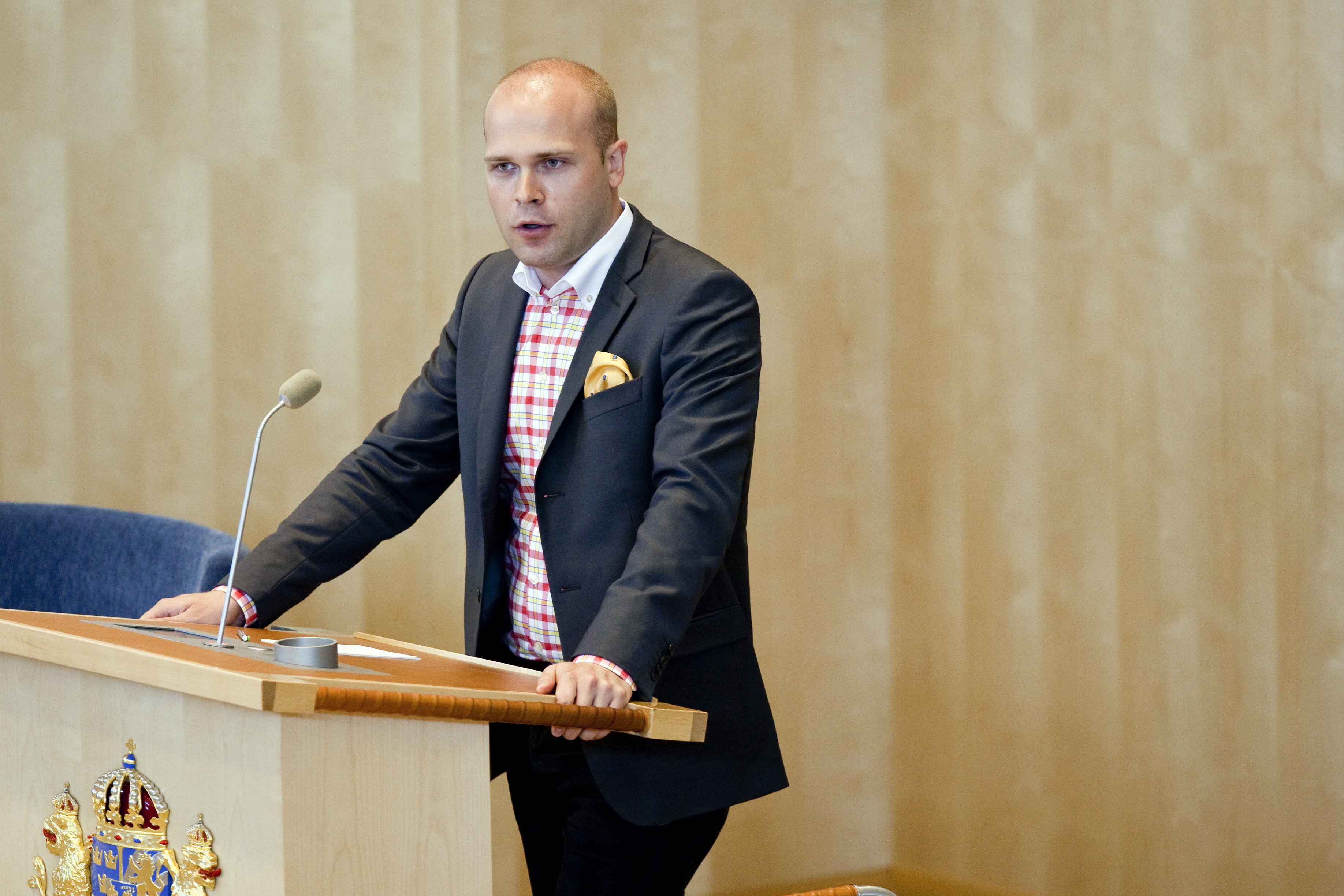 Erik Almqvist avslöjade att William Petzäll ska ha pressat partiet på pengar i samband med petningen.