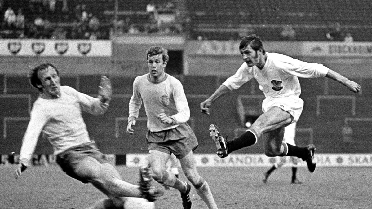 Krister Kristensson, till vänster, i en match med svenska landslaget 1971. Arkivbild.