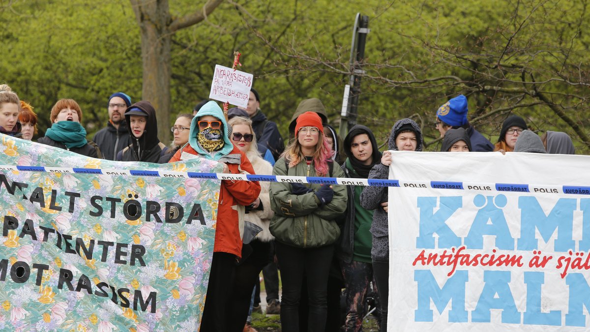 Ett 50-tal personer protesterade mot Åkessons besök.