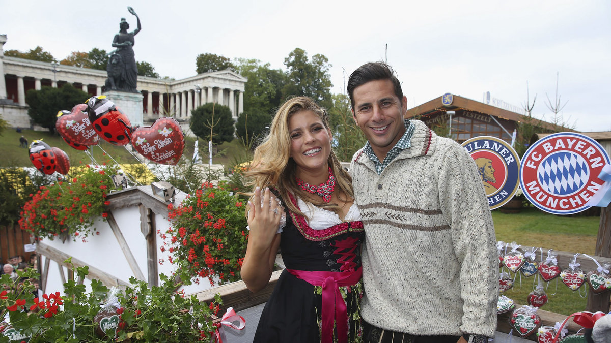 Anfalalren Claudio Pizarro var glad med sitt sällskap Karla Salcedo.

