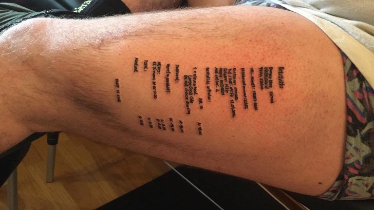 Tatuerade in Burger King-kvitto på fyllan Tatuerade in Burger King-kvitto på fyllan