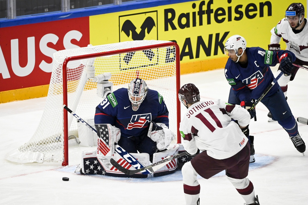 USA:s målvakt Strauss Mann räddar ett skott i VM-premiären mot Lettland.