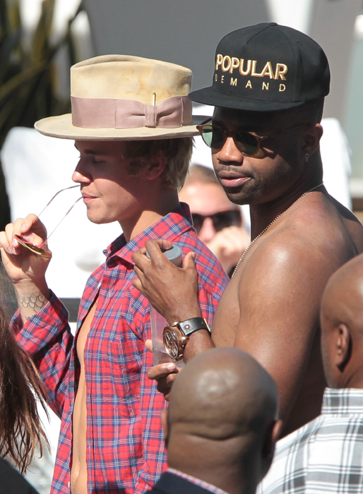 Justin Bieber chillar vid poolen i Miami. Justin Bieber chillar vid poolen i Miami.