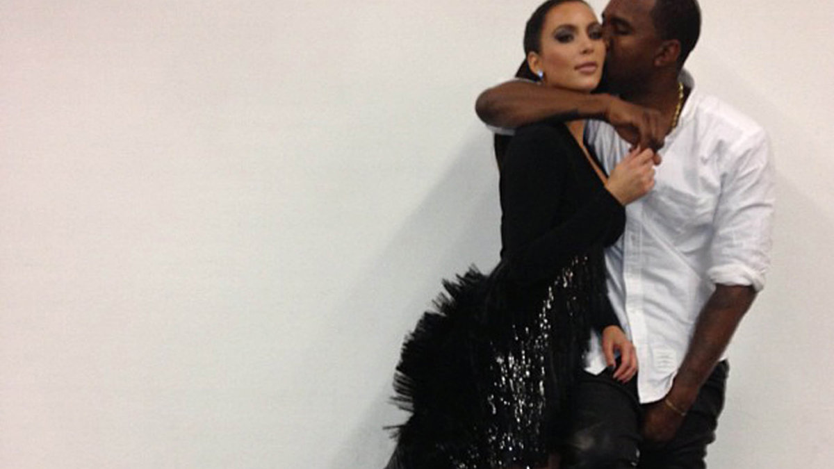 Kim Kardashian och Kanye West ser dödskära ut. 