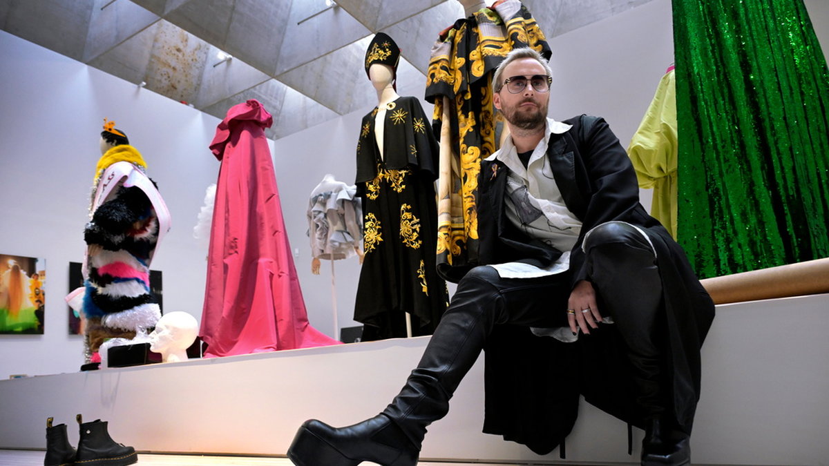 Fredrik Robertssons haute couture-samlande ligger till grund för utställningen 'Klänningen gör mannen' på Liljevalchs konsthall.
