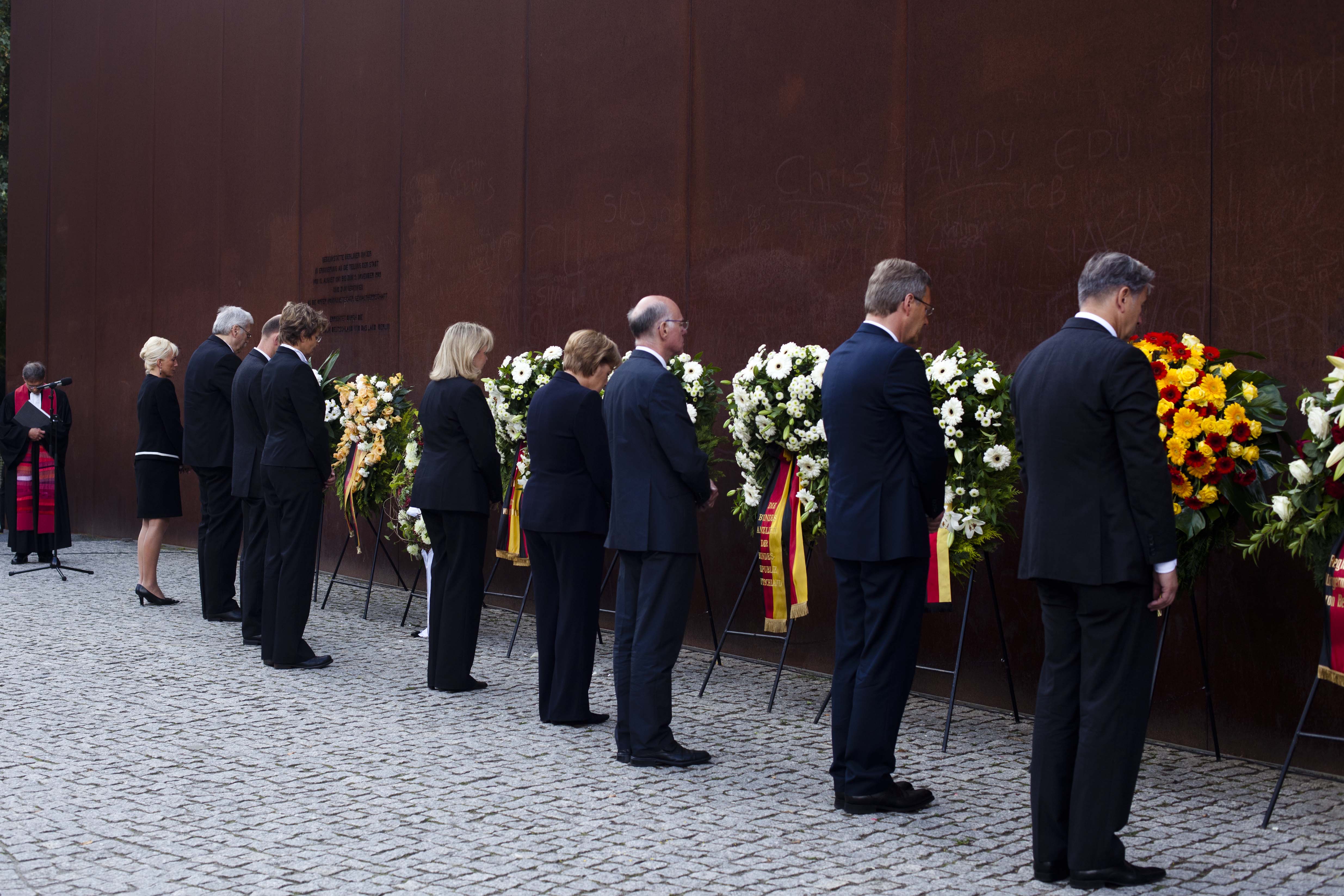 Berlins borgmästare, Tysklands president, talman och förbundskansler vid minnesmonumentet på 50-årsdagen.
