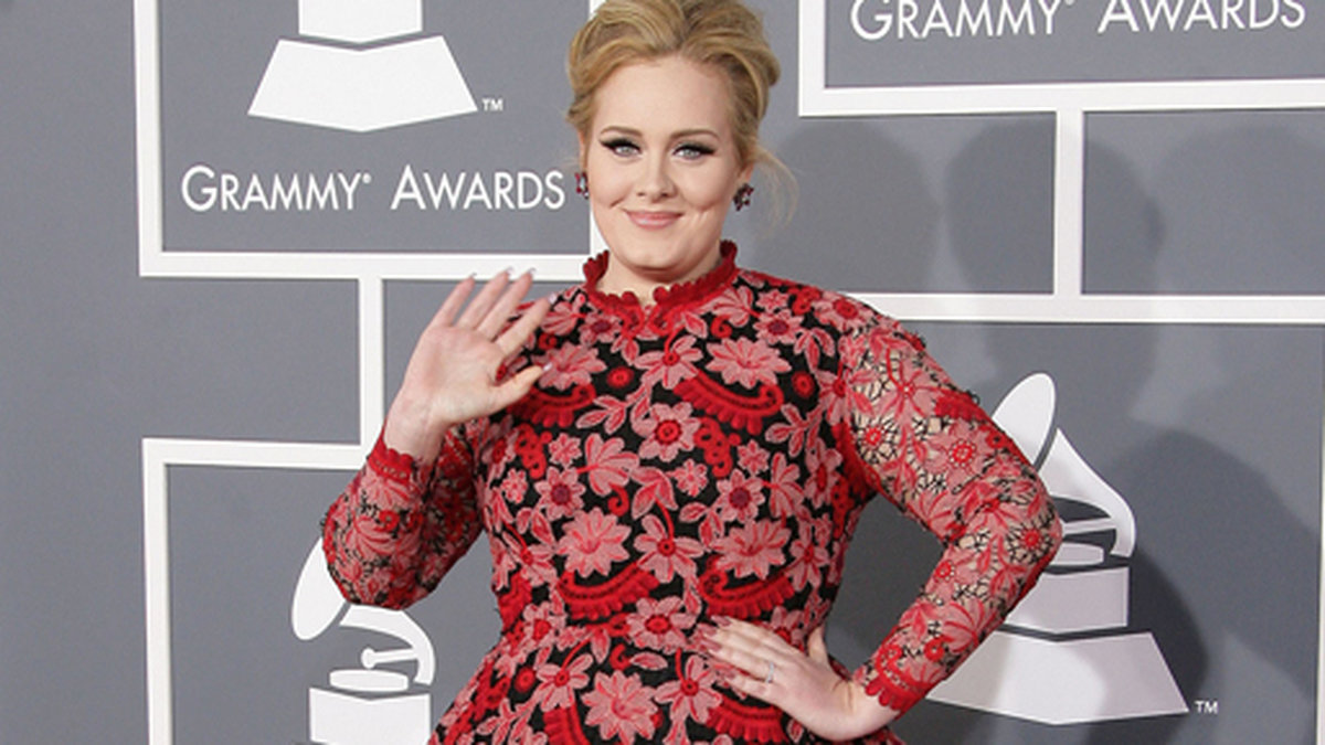 Adeles klänning är lika rafflande som något från Teskedsgummans garderob. 
