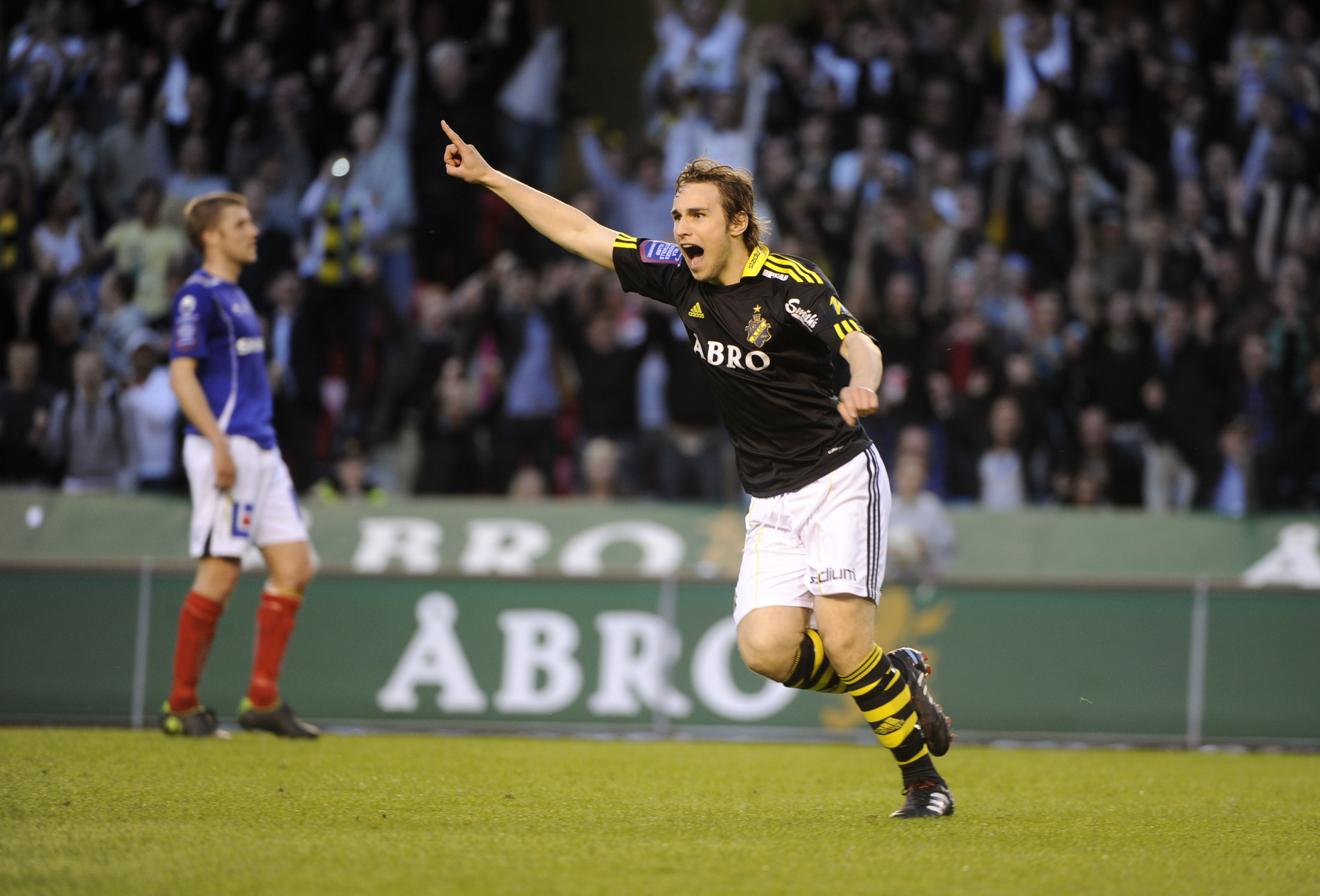 Walker jublar efter 4-1-målet mot Åtvidaberg. Det är 22-åringens enda mål i AIK-tröjan.