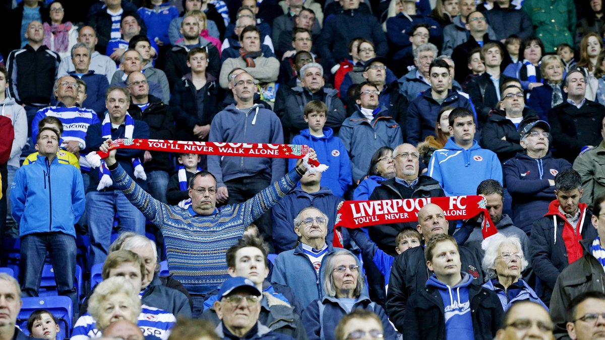 Här höll Reading-fans upp Liverpool-halsdukar under förra helgen. 