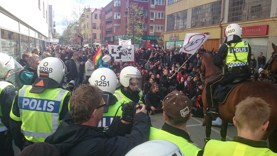 Motdemonstranterna har satt sig ner för att blockera. Motdemonstranterna har satt sig ner för att blockera.