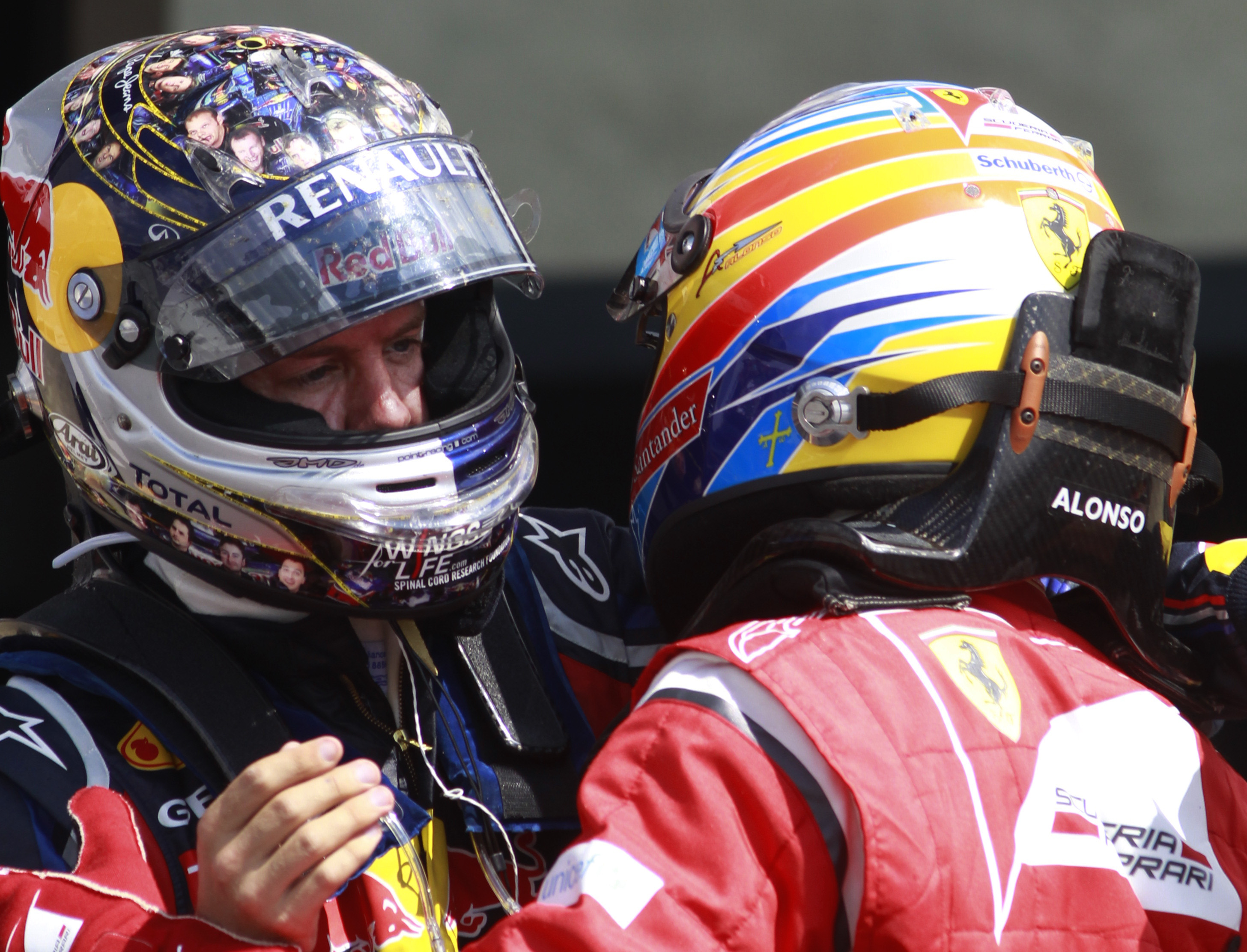 Vettel och Alonso kramar om varandra efter helgens brittiska grand prix.