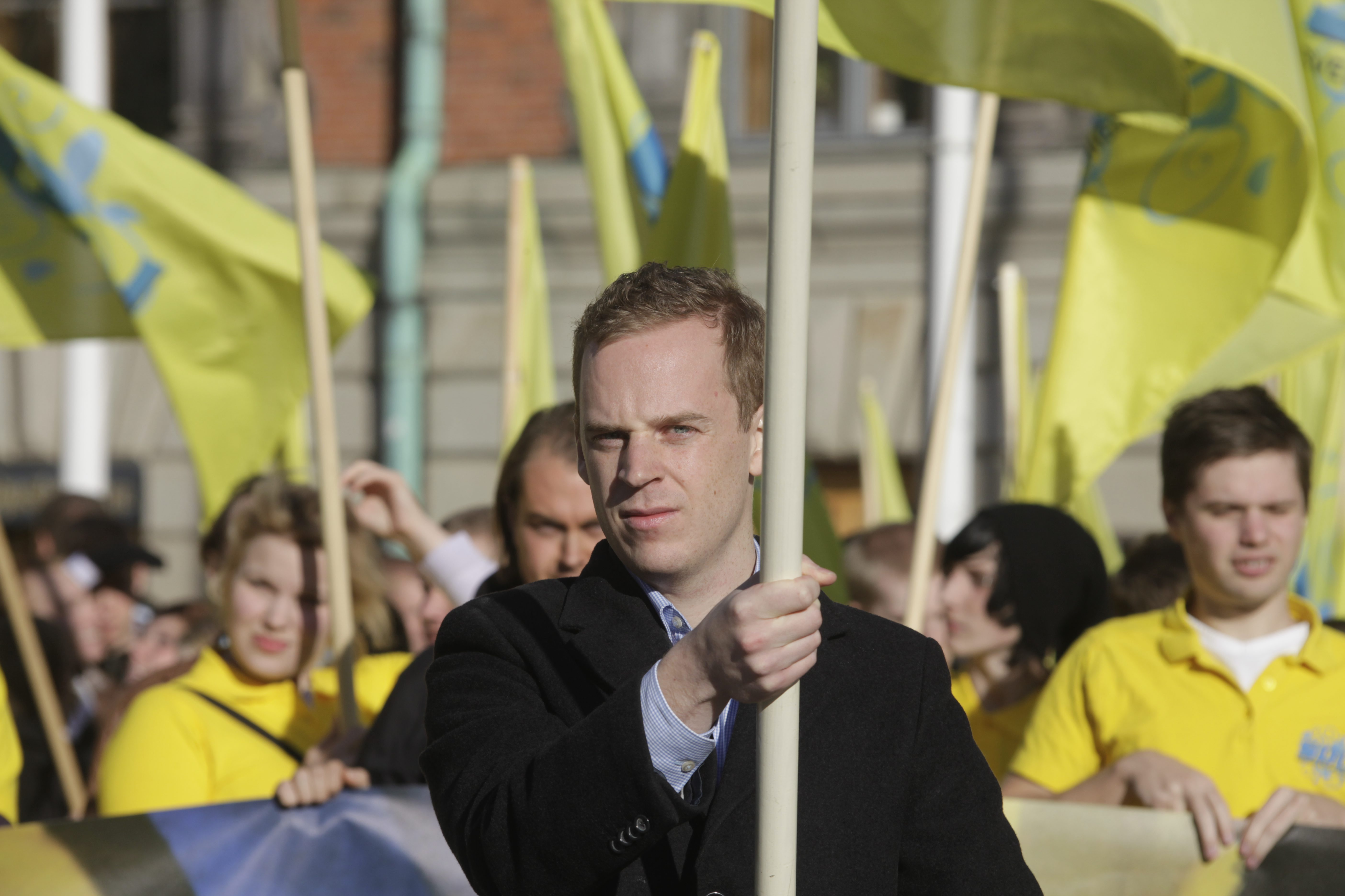 Även under SDU:s demonstrationer håller Gustav Kasselstrand Sverige flaggan högt.