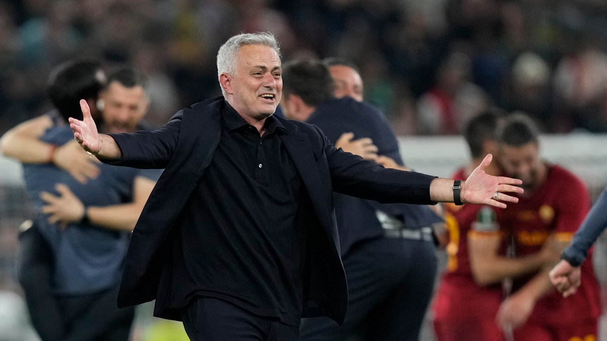 Romas tränare, portugisen Jose Mourinho, jublar åt lagets seger i nya Europa Conference League.