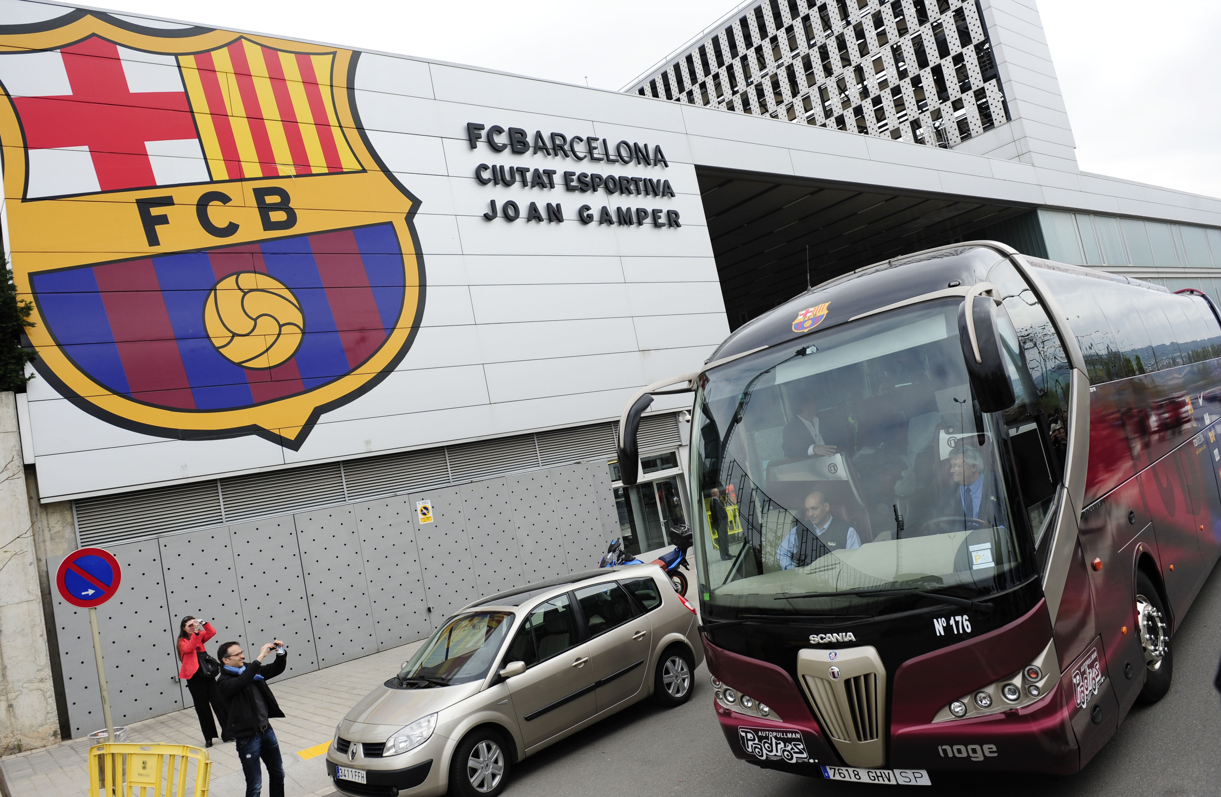 Stackars Barcelona som måste åka buss till matcherna.