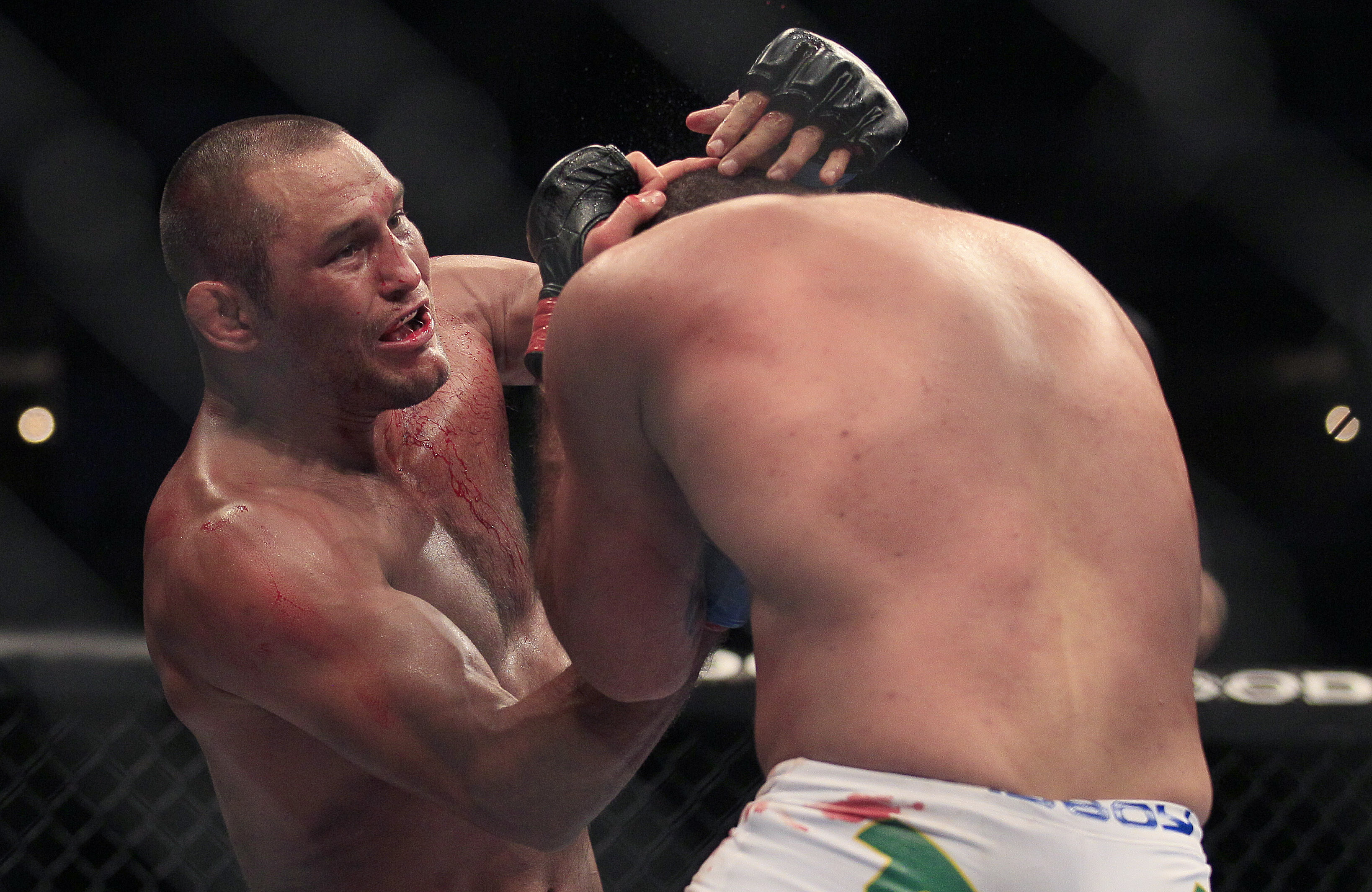 Dan Henderson inledde matchen starkast och fick Mauricio "Shogun" Rua att svaja. Dan Henderson inledde matchen starkast och fick Mauricio "Shogun" Rua att svaja.