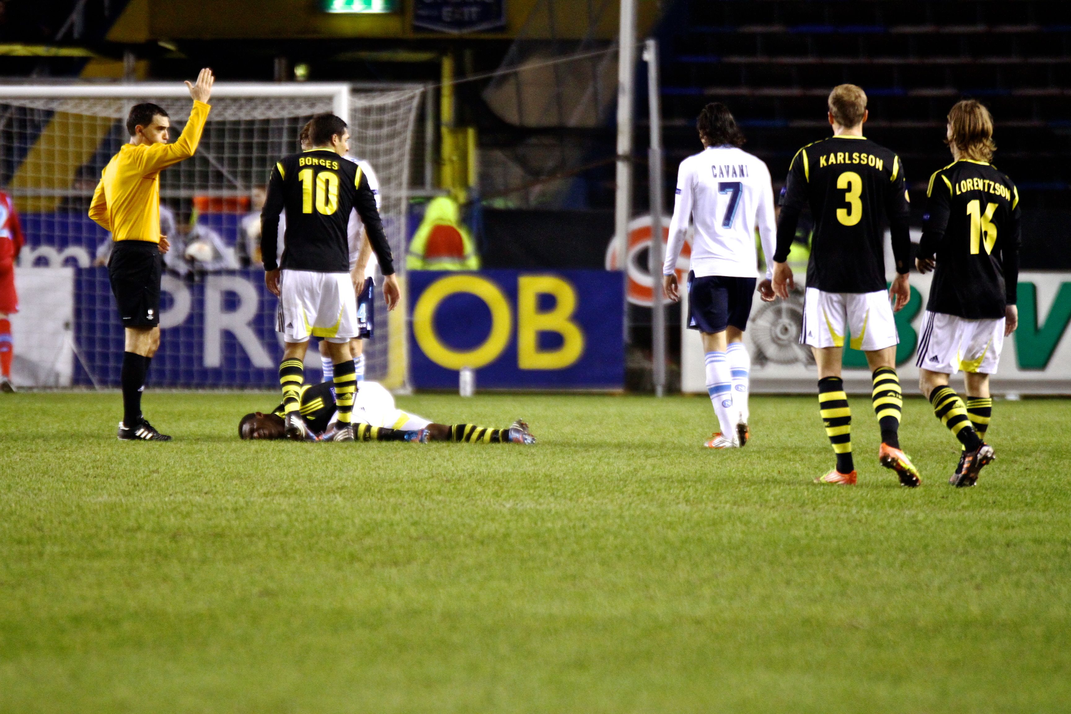 Moro blev knockad flera gånger om i matchen. Moro blev knockad flera gånger om i matchen.