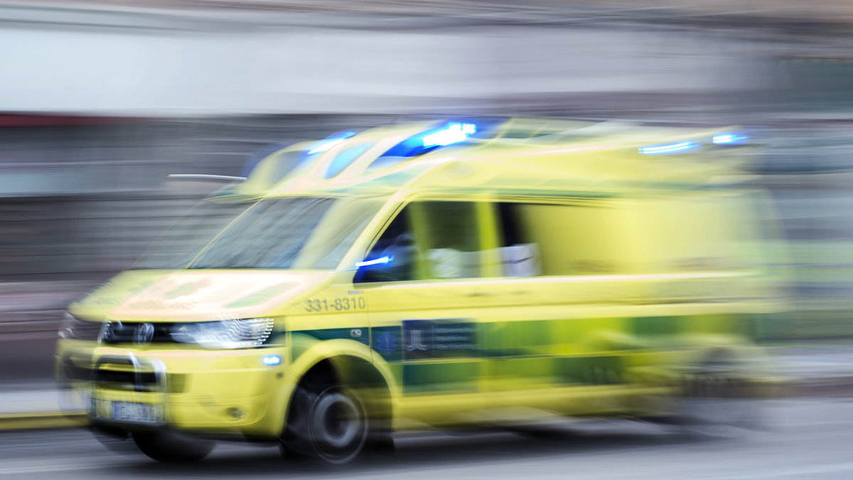 En man har fallit tio meter och förts till sjukhus i ambulans. Arkivbild.