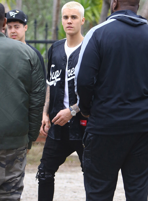 Justin Bieber i Calabasas. Justin Bieber i Calabasas.