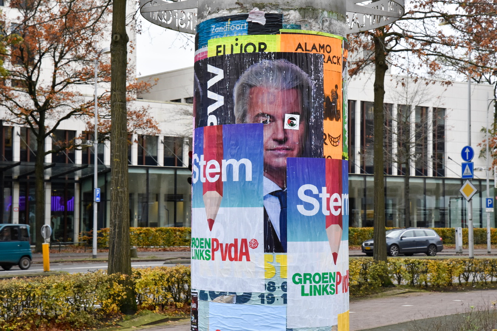 Ytterhögerledaren Geert Wilders ansikte är övertejpat av andra valaffischer i centrala Amersfoort i Nederländerna. Parlamentsvalet i landet hålls på onsdag. Arkivfoto.