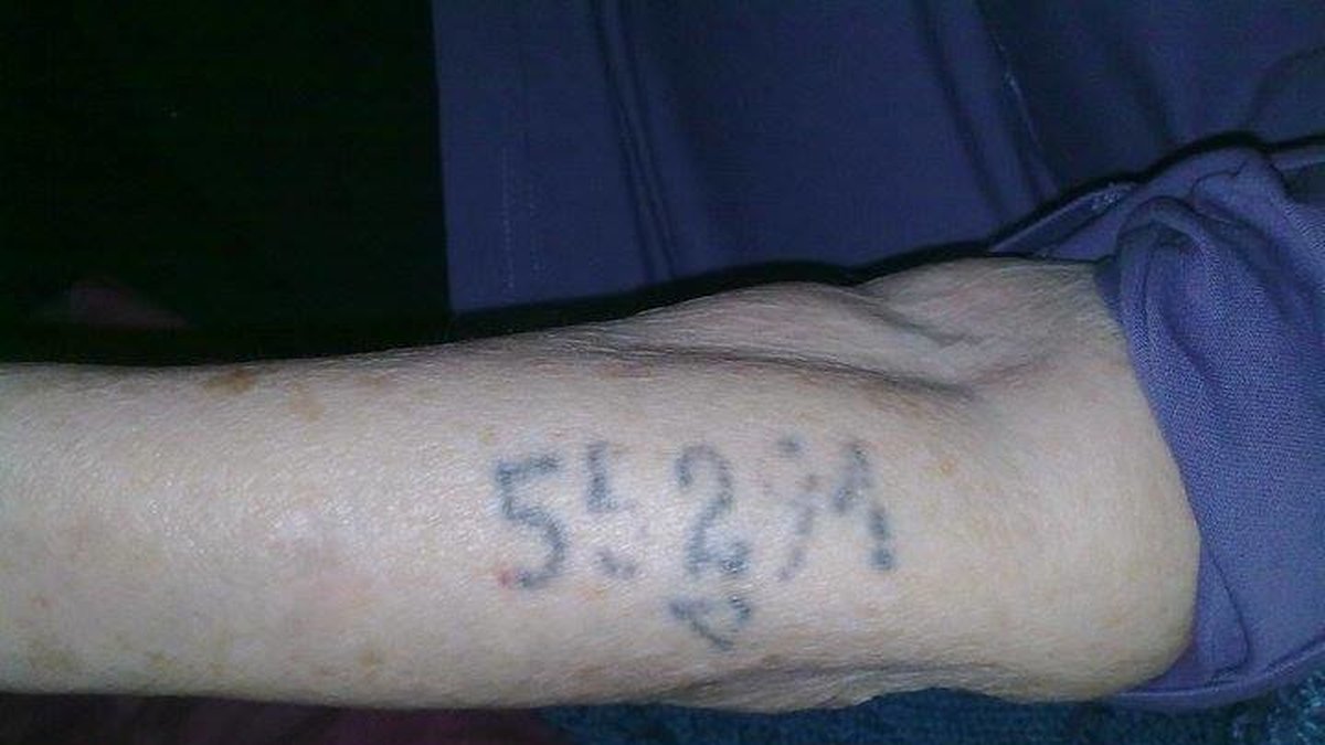 Siffrorna är det fångnummer som Carolinhes gammelfarmor fick tatuerat på armen när hon kom till Auschwitz.