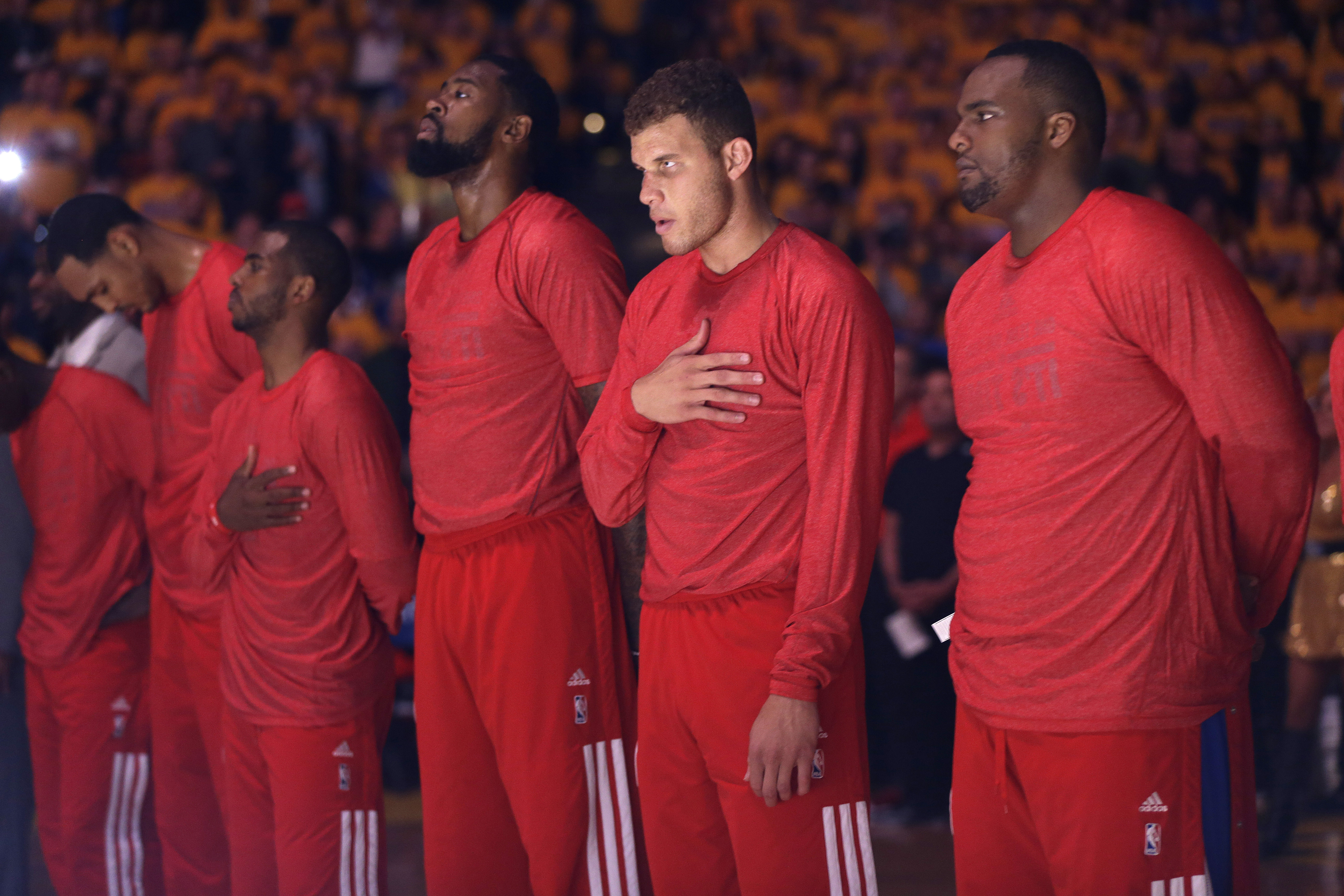 Los Angeles Clippers spelare genomförde en protest mot sin ägare genom att inte bära kläder med klubbskölden.