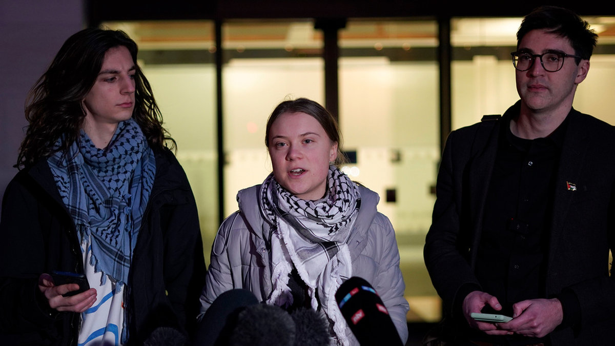 Greta Thunberg talade utanför domstolen i London.