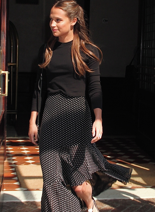 Alicia Vikander lämnar sitt hotell i New York. Alicia Vikander lämnar sitt hotell i New York.