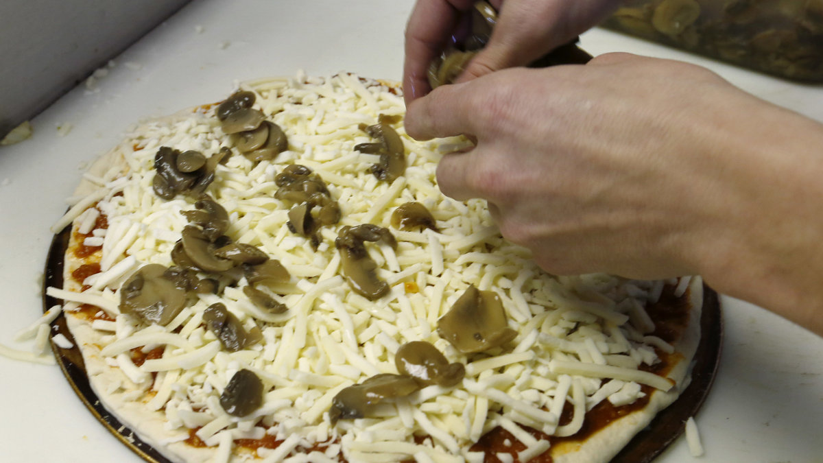 En man anklagar en annan för att ha stulit hans pizza - något som ledde till en anmälan om misshandel.