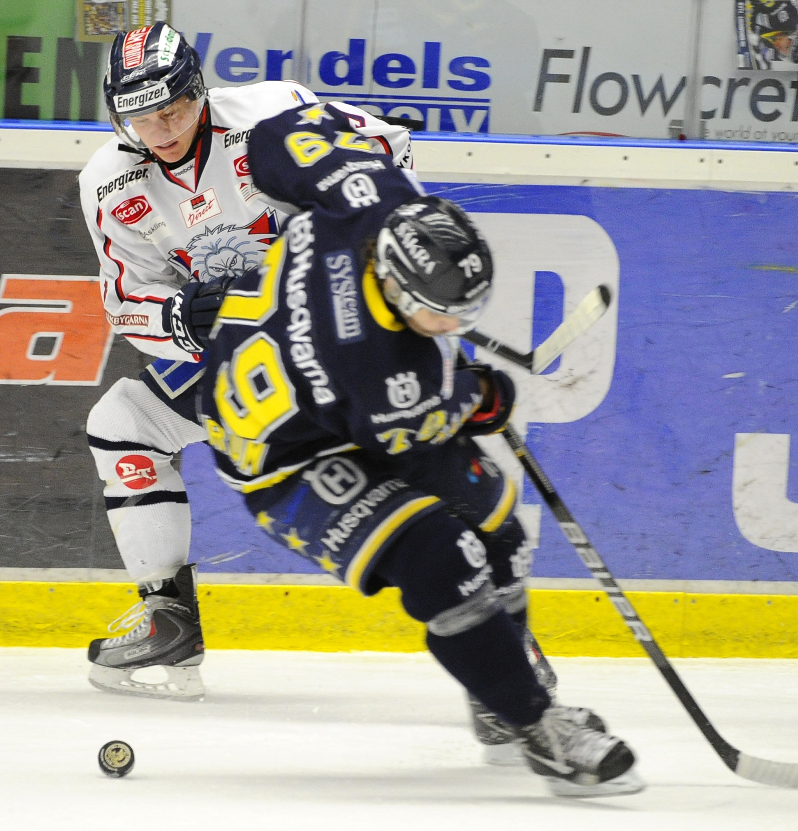 HV71 behåller serieledningen i ytterligare ett par dagar efte den meriterande segern hemma mot Linköping.
