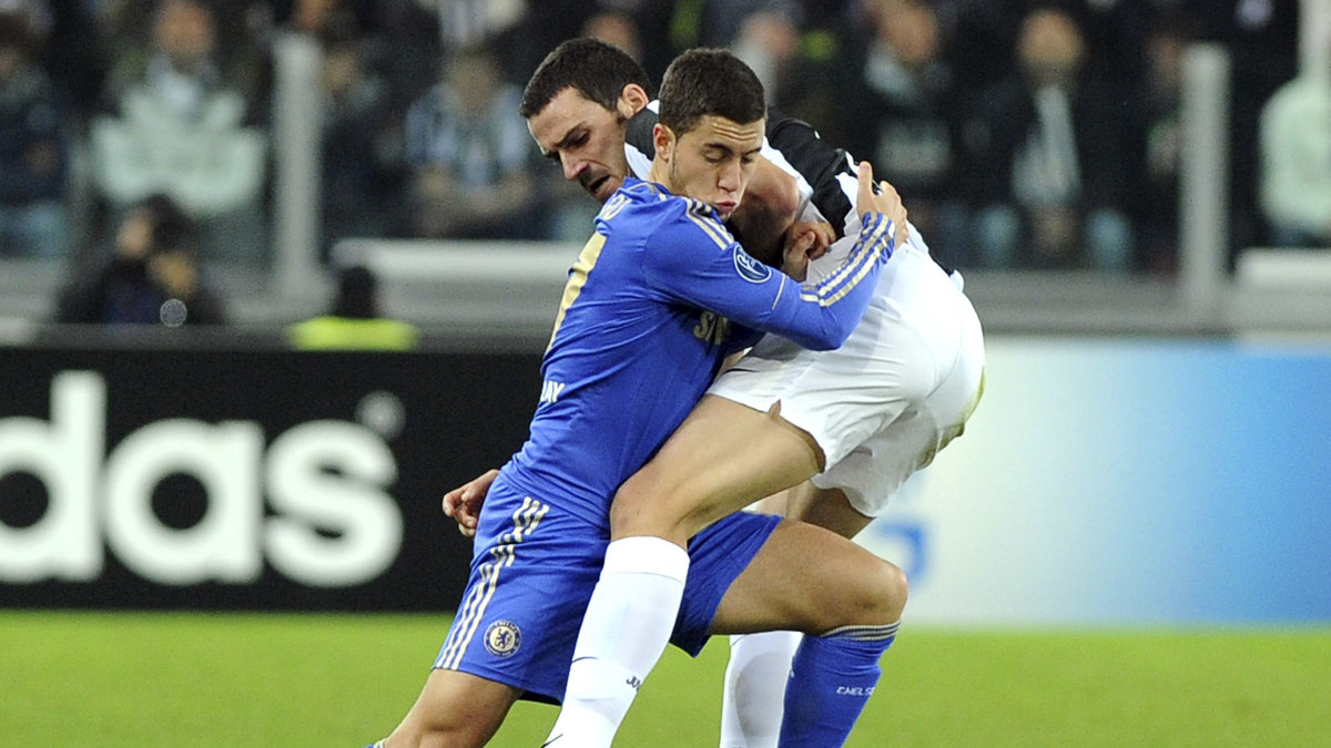 Eden Hazard sliter med att passera Leonardo Bonucci.