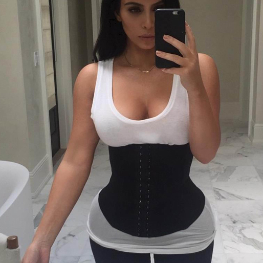 Kim Kardashian använder sin waisttränare flitigt. Kim Kardashian använder sin waisttränare flitigt.