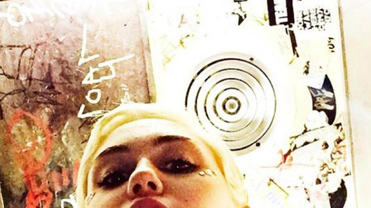 Miley Cyrus tar en selfie. 