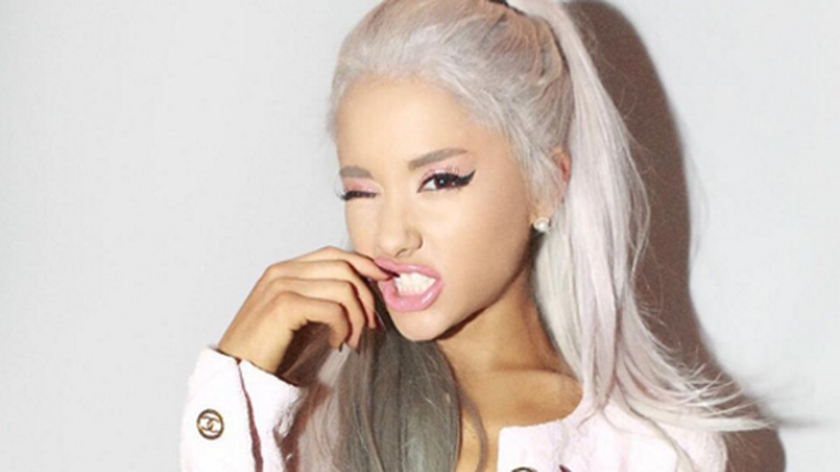 Ariana Grande har påbörjat nedräkningen för hennes kommande album. 