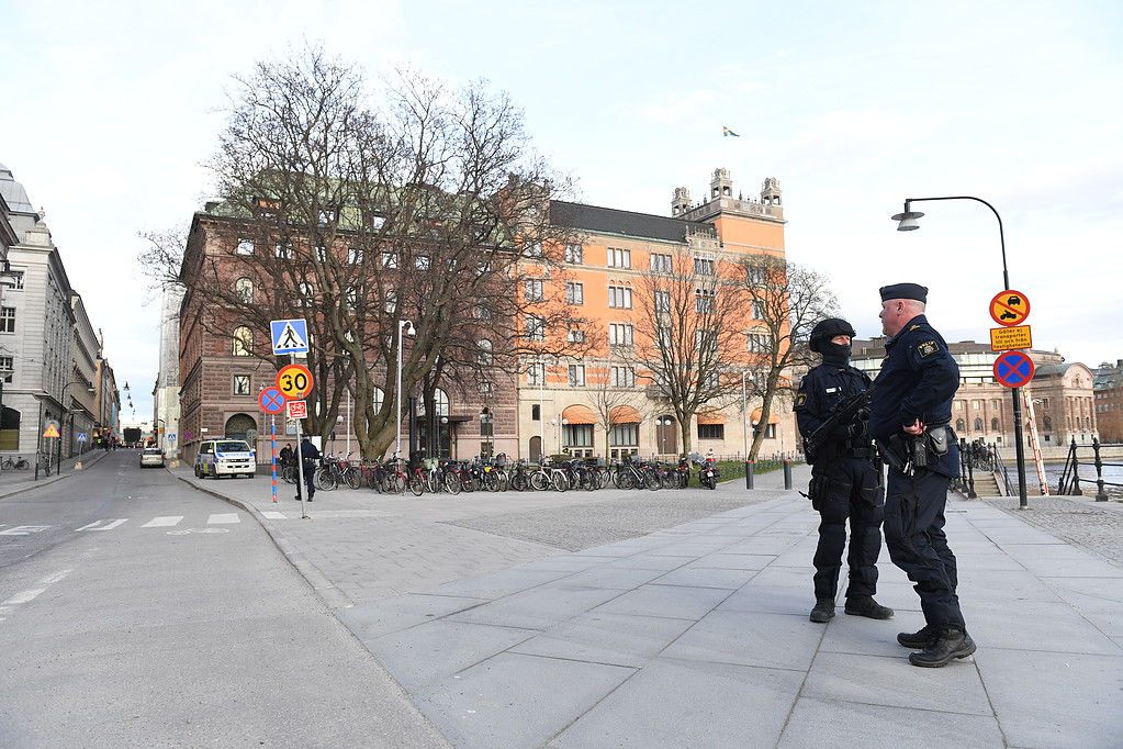 Även Rosenbad bevakades av polisen. Även Rosenbad bevakades av polisen.