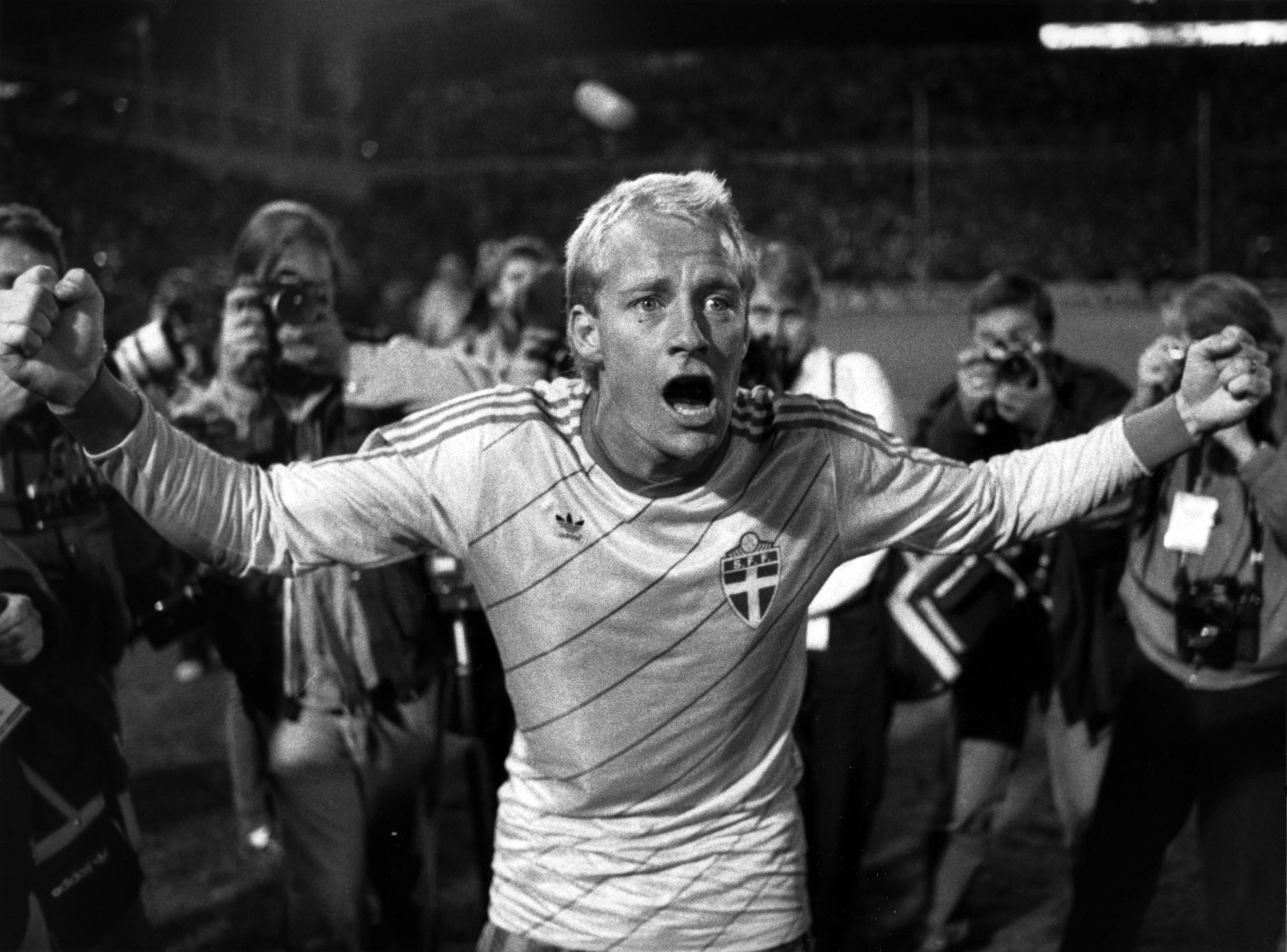 1985: Sveriges matchhjälte Mats Magnusson jublar efter att ha slagit in kvitteringsmålet till 2-2 på övertid i VM-kvalmatchen mot Västtyskland. 1985: Sveriges matchhjälte Mats Magnusson jublar efter att ha slagit in kvitteringsmålet till 2-2 på övertid i VM-kvalmatchen mot Västtyskland.