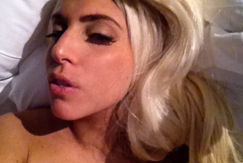 Lady Gaga twittrar från sängen. Det verkar dock lite jobbigt att gå och lägga sig med den mask av smink hon bär.