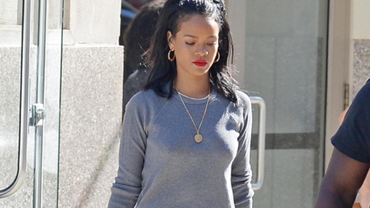 Rihanna i boyfriend-jeans tidigare i veckan. 