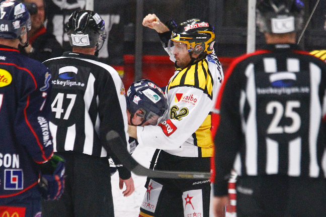Linköpings Robin Persson (t.v.) slogs med Brynäs Mats Levander (t.h.)