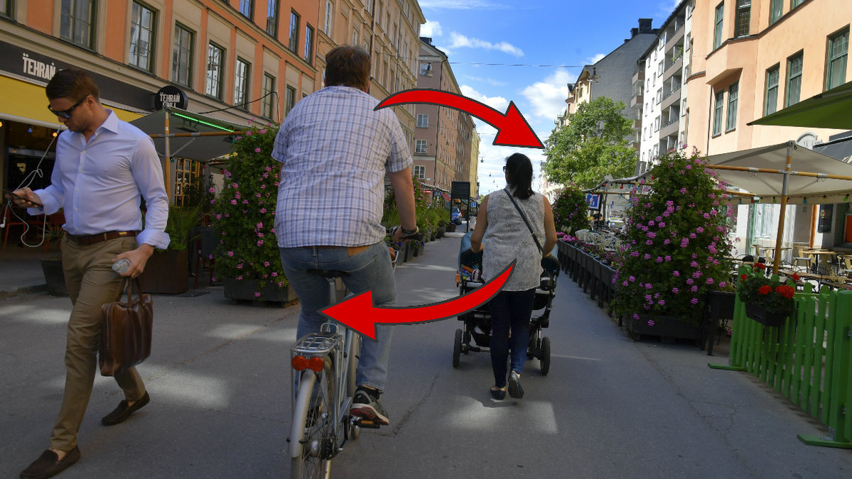 Cykel och gångväg, person som cyklar, kvinna som går på felsida.
