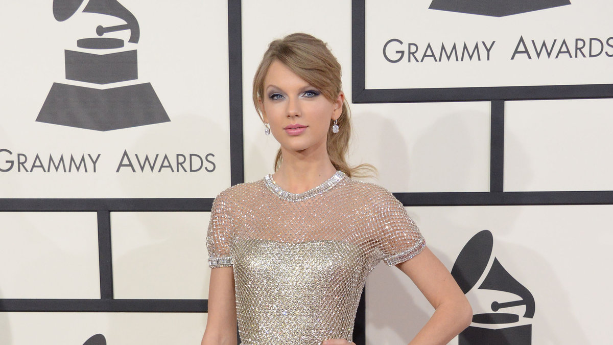 Taylor Swift som hade ett album nominerat, bakom vilken svenska Max Martin bland annat står, valde en silvrig klänning i prydlig och tidlös modell.  