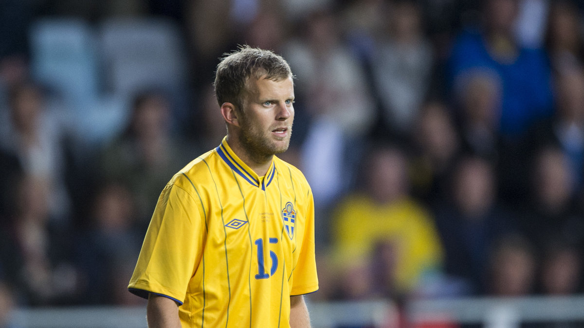 Mikael Antonsson tar plats som mittback bredvid Per Nilsson.