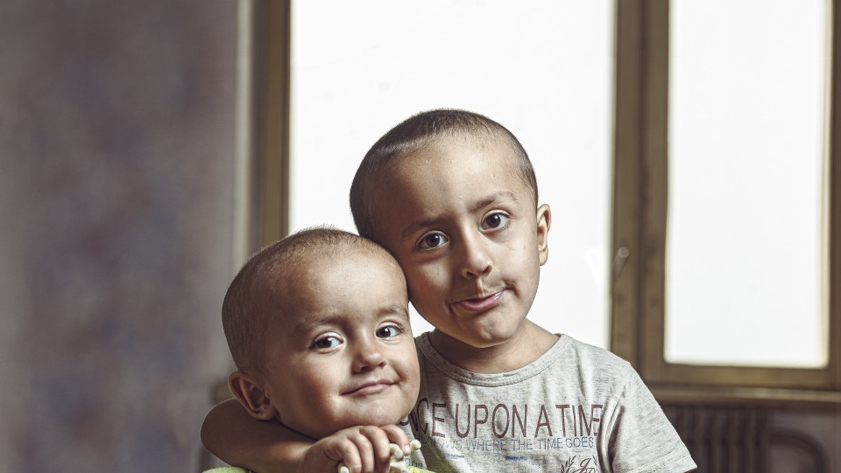 En bild på Benjamin och hans lillasyster. Benjamin drabbades av polio och nu får han möjlighet till rehabilitering på lokala sjukhuset.