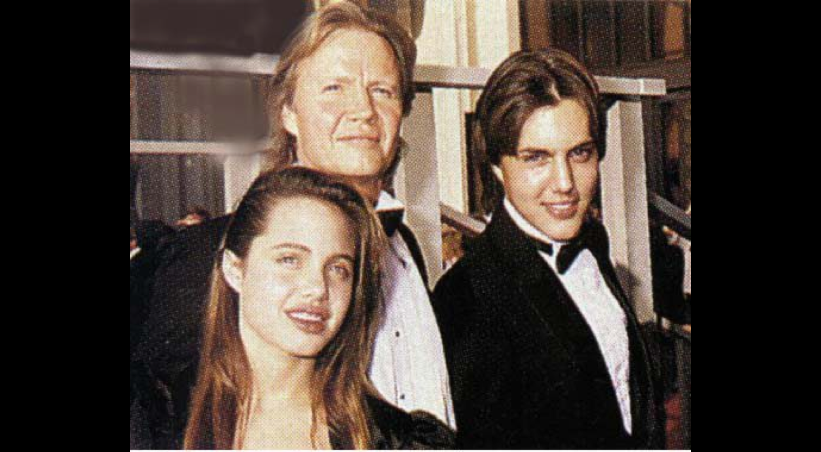 En ung Angelina Jolie tillsammans med far och bror
